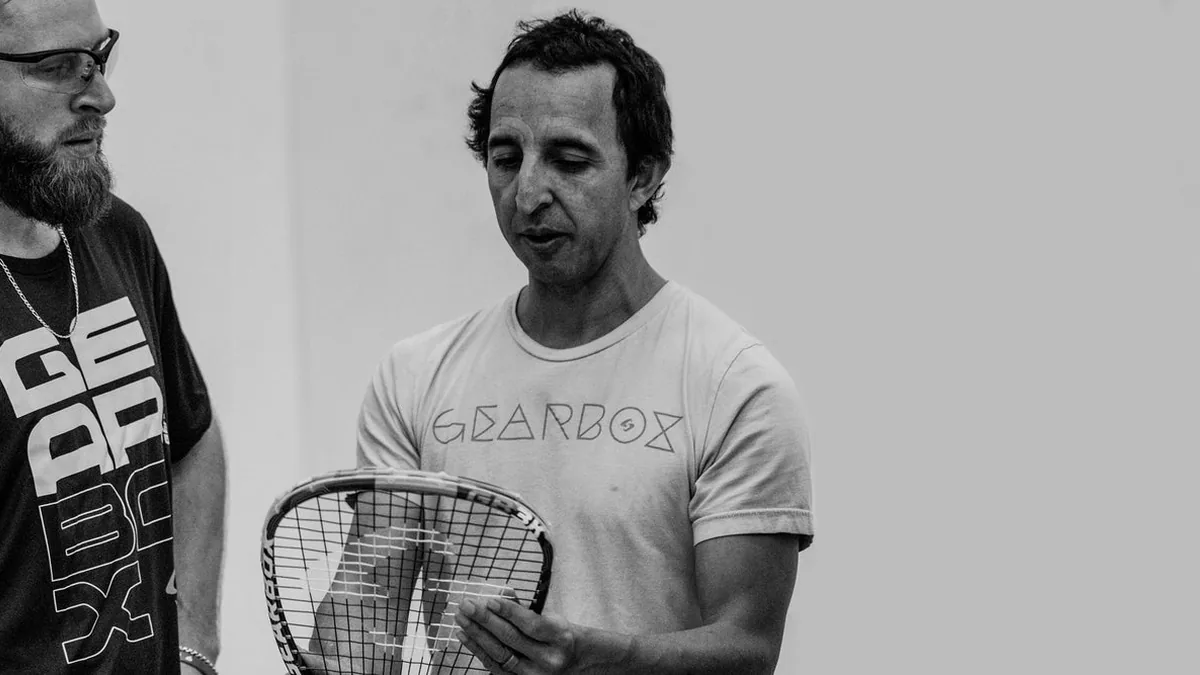 Người chơi cầm vợt racquetball Gearbox trong ảnh trang công nghệ của hãng