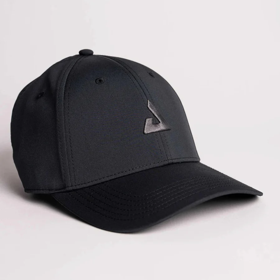 Mũ JOOLA Essential Cap bản đen nhìn nghiêng, logo thêu nổi trên thân mũ