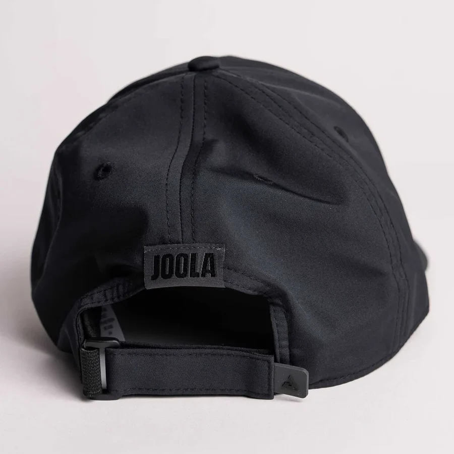 Mặt sau mũ JOOLA Essential Cap với dây điều chỉnh và khoá kéo in logo
