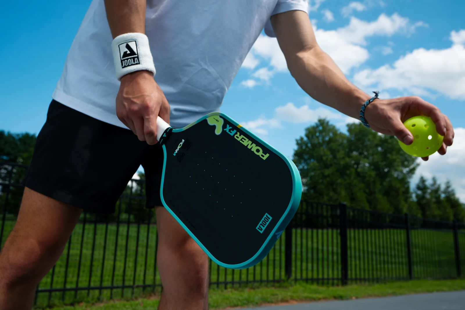 Cận cảnh mặt vợt Power FX Daydream và bóng pickleball trong tay người chơi