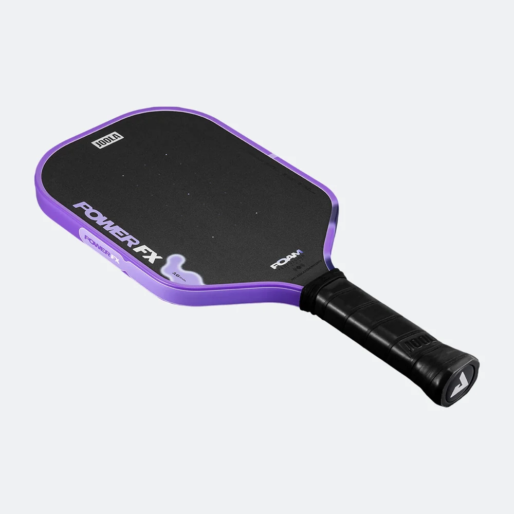 Mặt vợt Power FX Mischief đặt nằm, nhìn chéo từ phía cán vợt