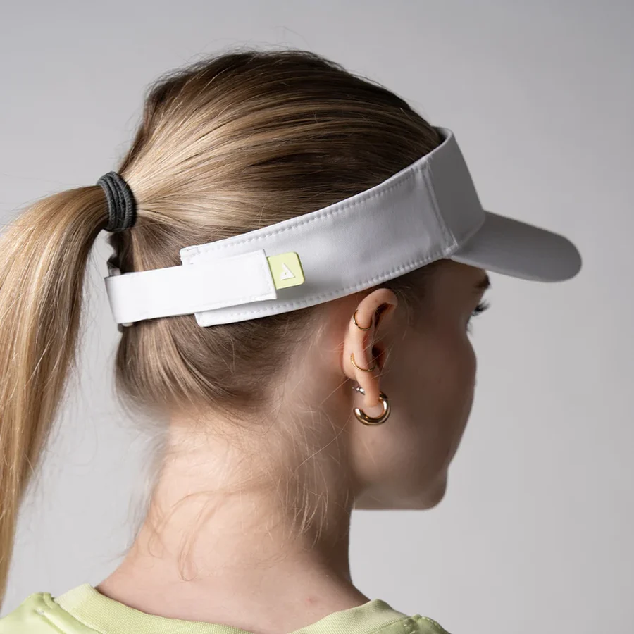 Mặt sau visor JOOLA Printed Brim khi đội, dây điều chỉnh và đuôi tóc luồn qua