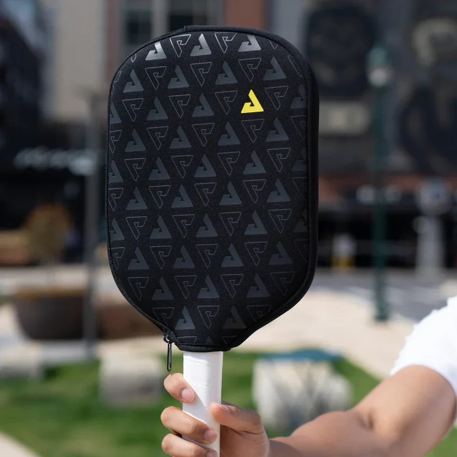 Người chơi rút vợt ra khỏi bao JOOLA Universal Neoprene ở sân