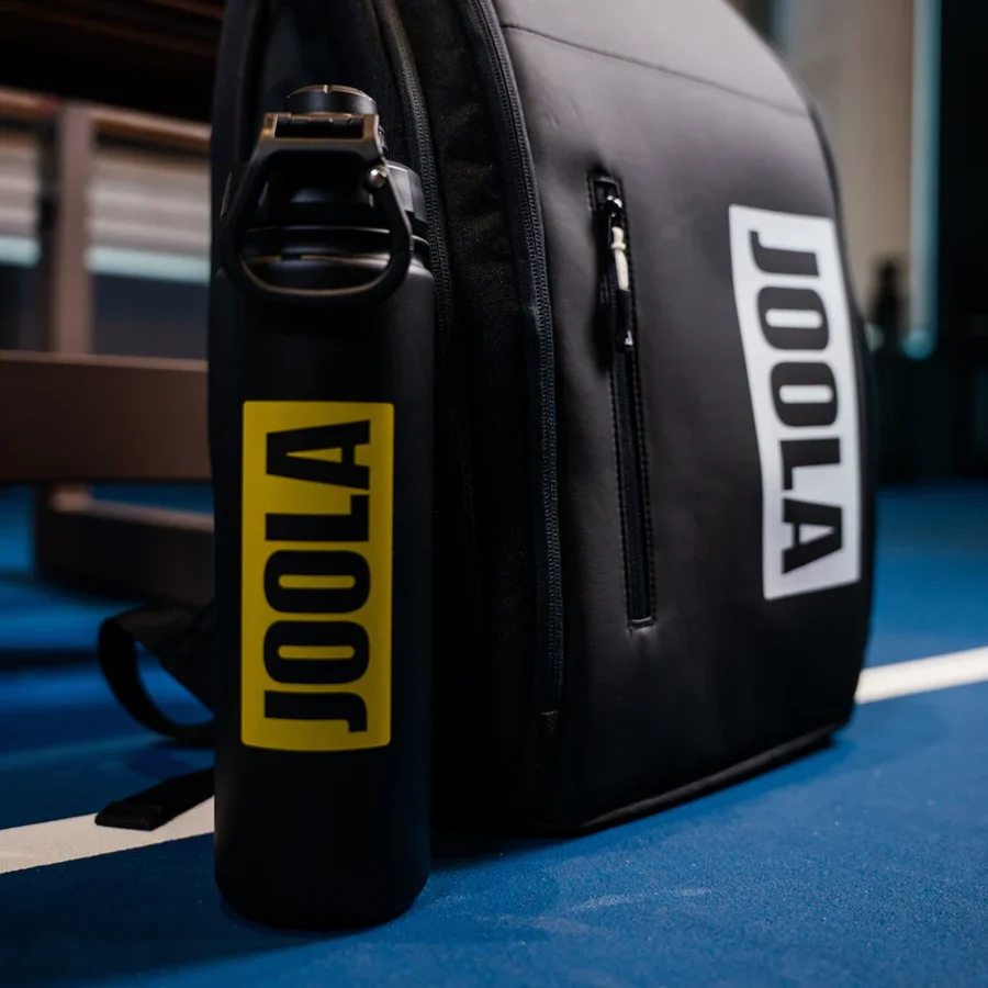 Bình JOOLA 22oz móc vào quai túi đựng vợt khi ra sân