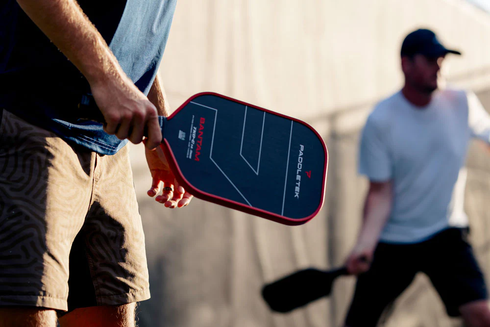 Kiểm tra bề mặt pickleball và lắng nghe tiếng kêu khi tiếp bóng Kiểm tra bề mặt pickleball và lắng nghe tiếng kêu khi tiếp bóng