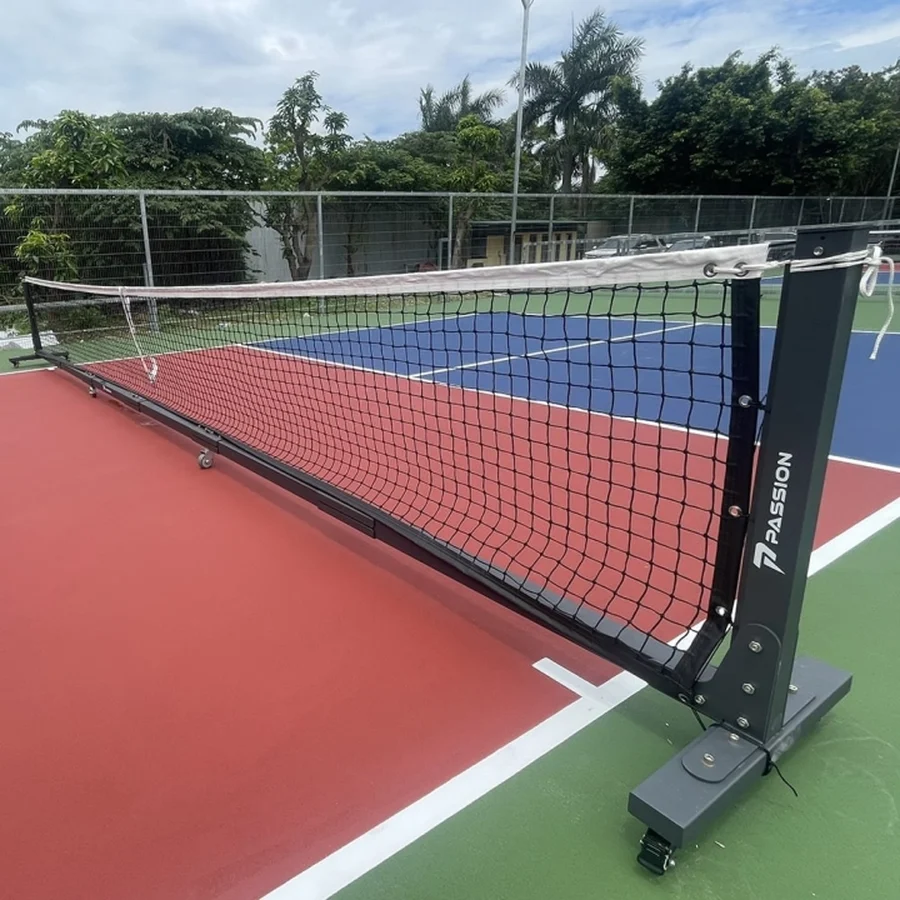 Lưới Passion Pro nhìn dọc theo chiều dài sân, chân lưới có bánh xe