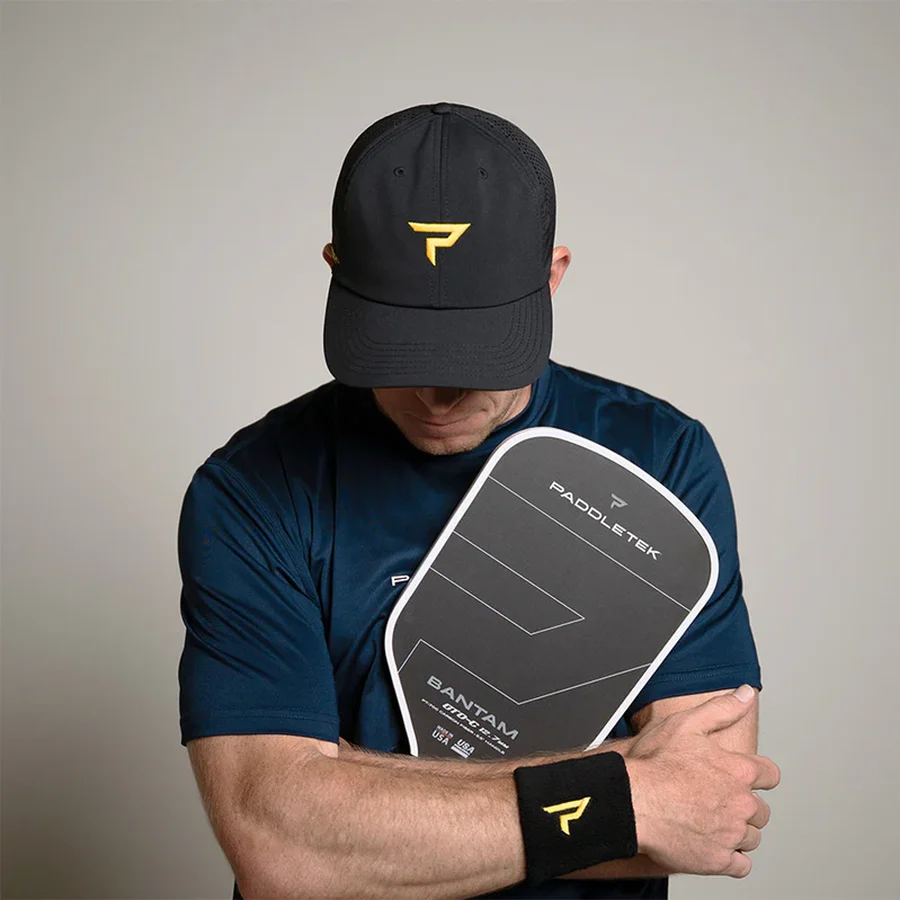 Người chơi đội mũ Paddletek Performance Icon khi cầm vợt trên sân