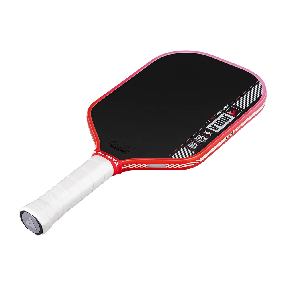 Vợt Perseus Pro IV Asia Colorway đặt nghiêng, thấy rõ cổ vợt và cán