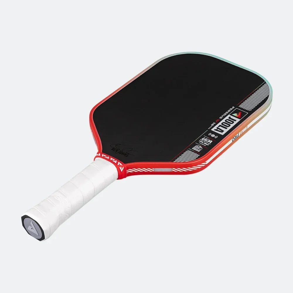 Vợt Perseus Pro IV Malaysia Colorway nằm chéo, cán hướng xuống trái