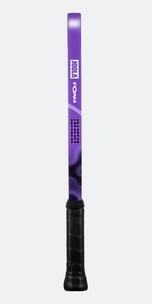 Cạnh vợt Power FX Mischief nhìn thẳng từ bên hông, từ đầu vợt xuống đuôi cán