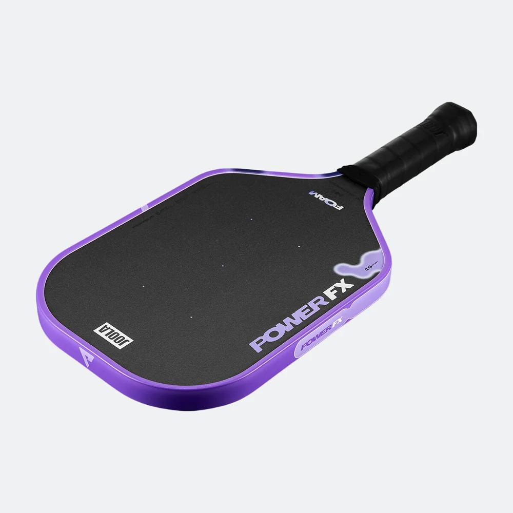 Power FX Mischief đặt nằm nghiêng, đầu vợt hướng xuống góc trái, cán hướng lên góc phải